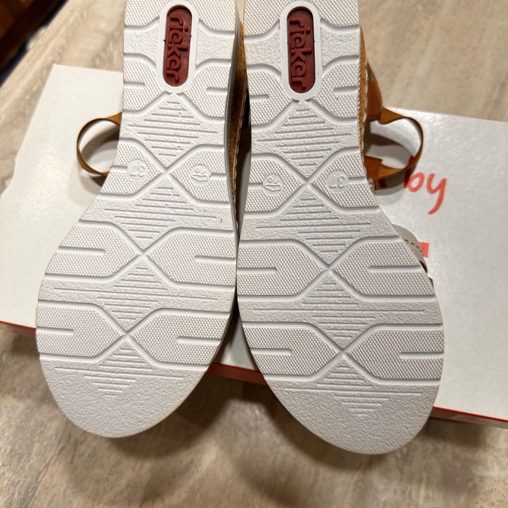 Sz 37(7)⭐️NWT Rieker Brown/Cream T-strap Sandals With a Hint of Sparkle 5.5cm - Picture 6 of 8